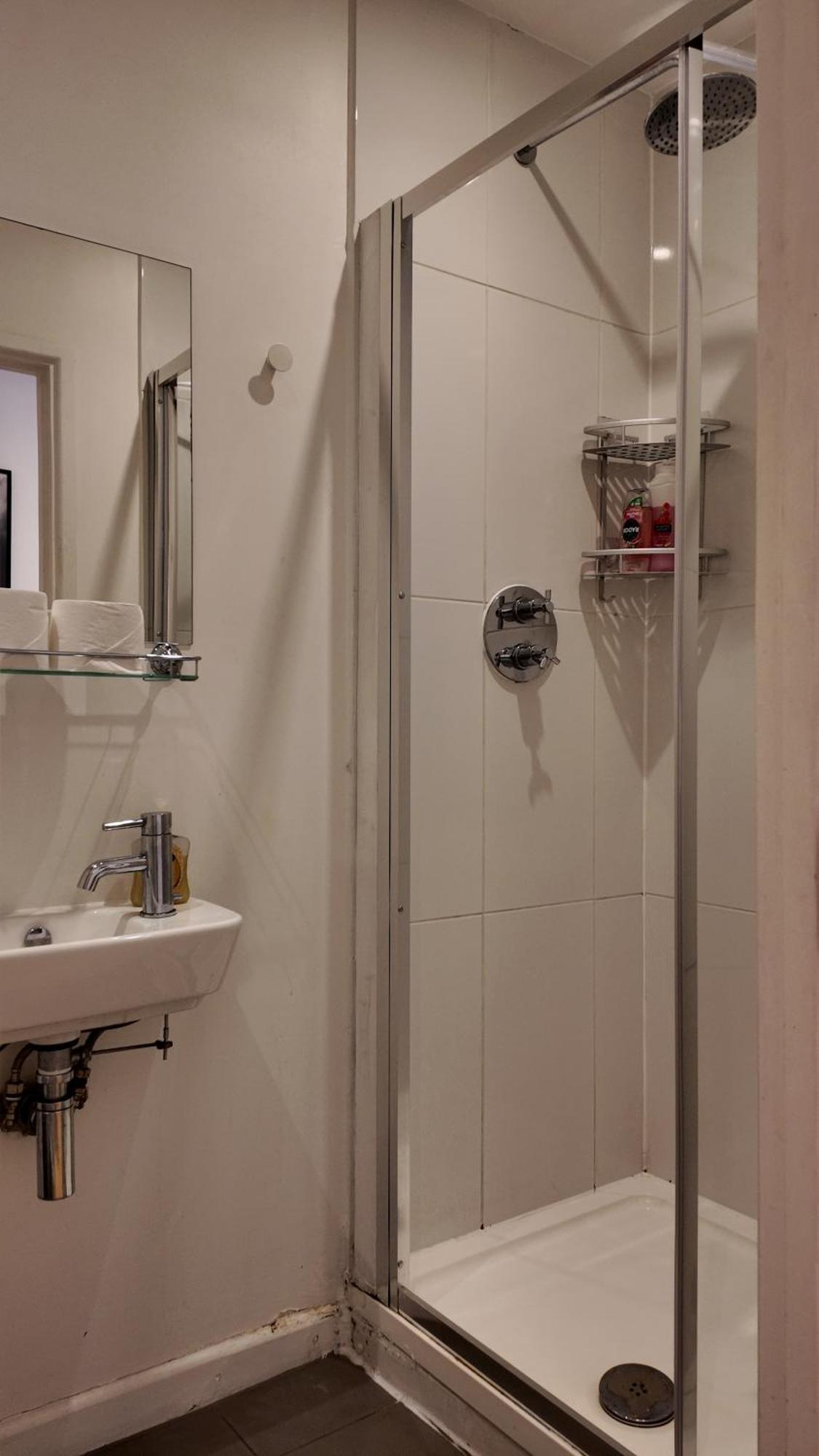 Stunning Piccadilly 1 Bedroom Flat In Vr9 *